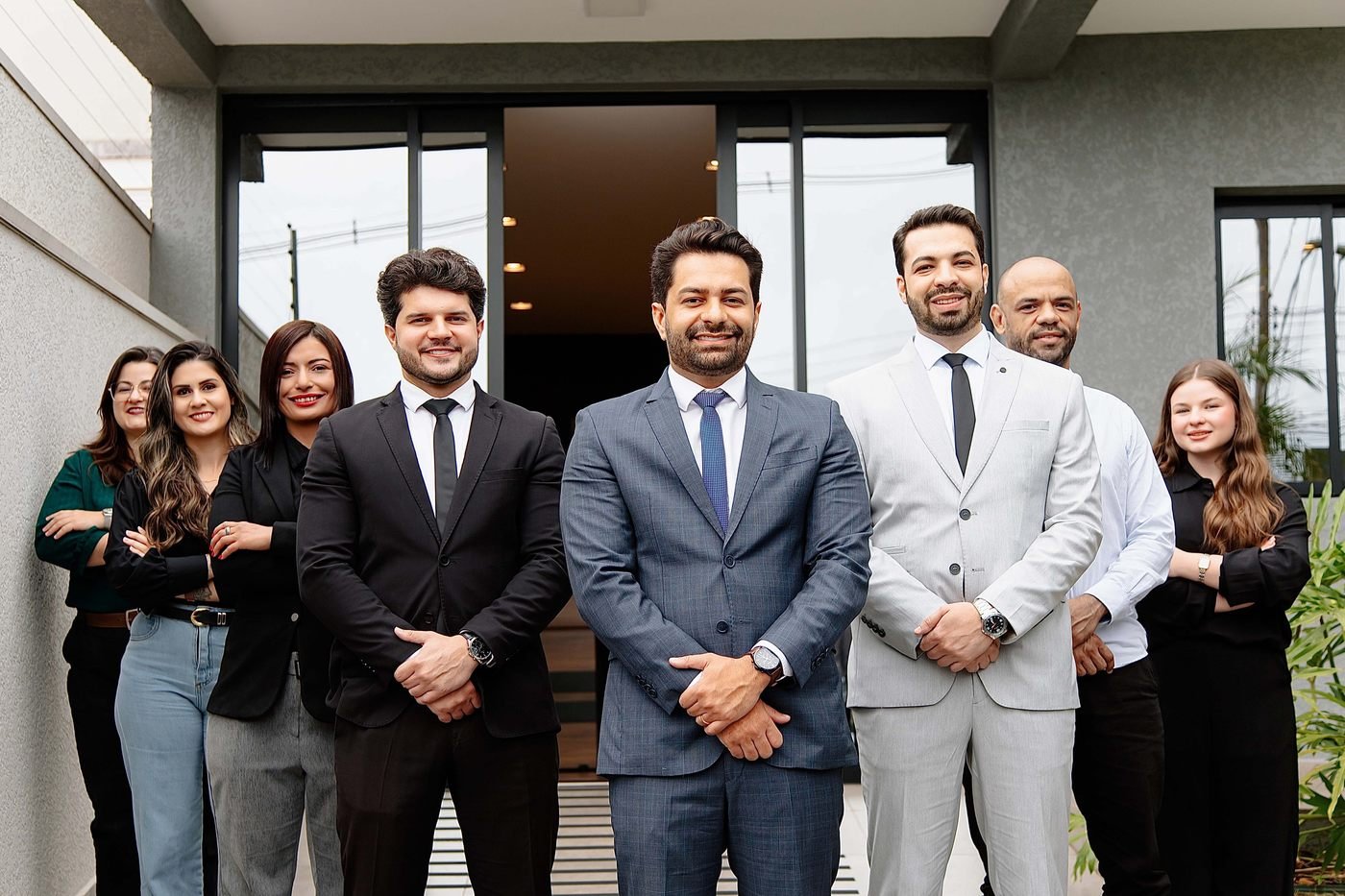 Equipe da FCR Advogados reunida na entrada da sede em Cascavel-PR