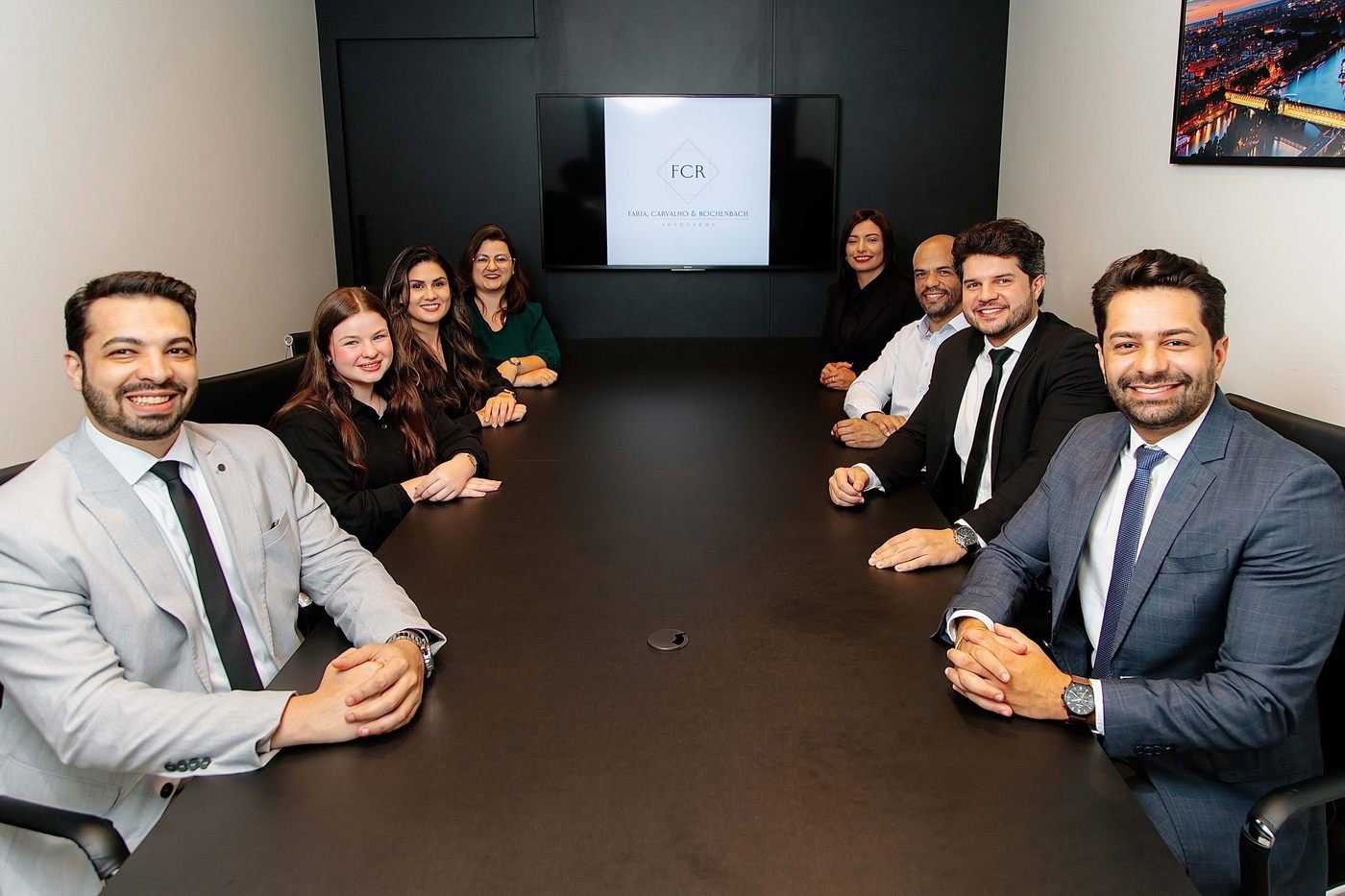 Equipe da FCR Advogados reunida na sala de reuniões do escritório