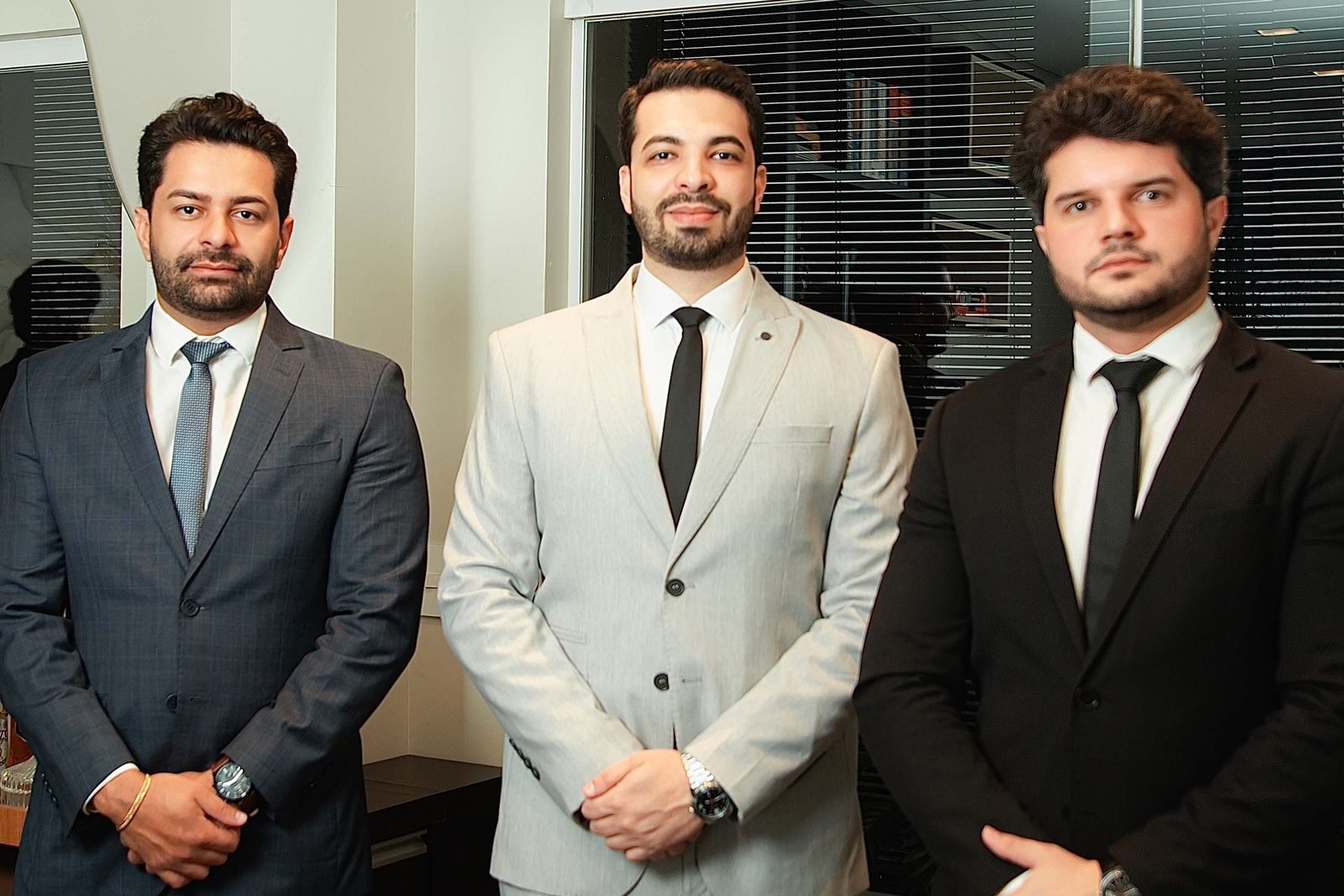 Os três sócios fundadores da FCR Advogados — Faria, Carvalho & Rochenbach — na sede do escritório em Cascavel-PR
